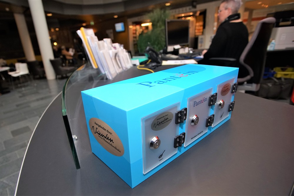 Lock and load oplaadstation mobiele telefoons bij de receptie