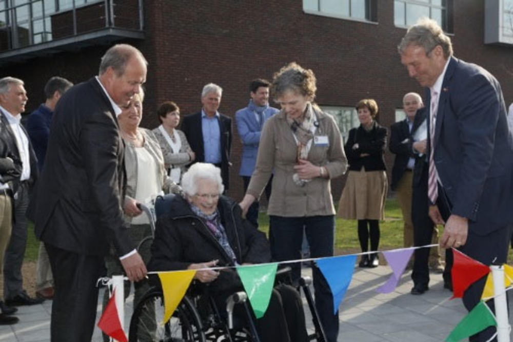 Opening door mevrouw Dien Cornelissen