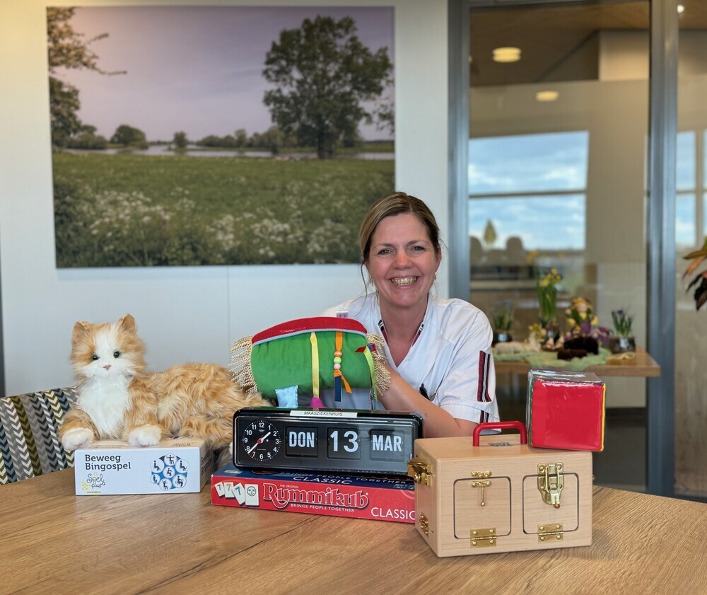 Linda van Raaij met geriatrische hulpmiddelen, Foto Marga Nuijs