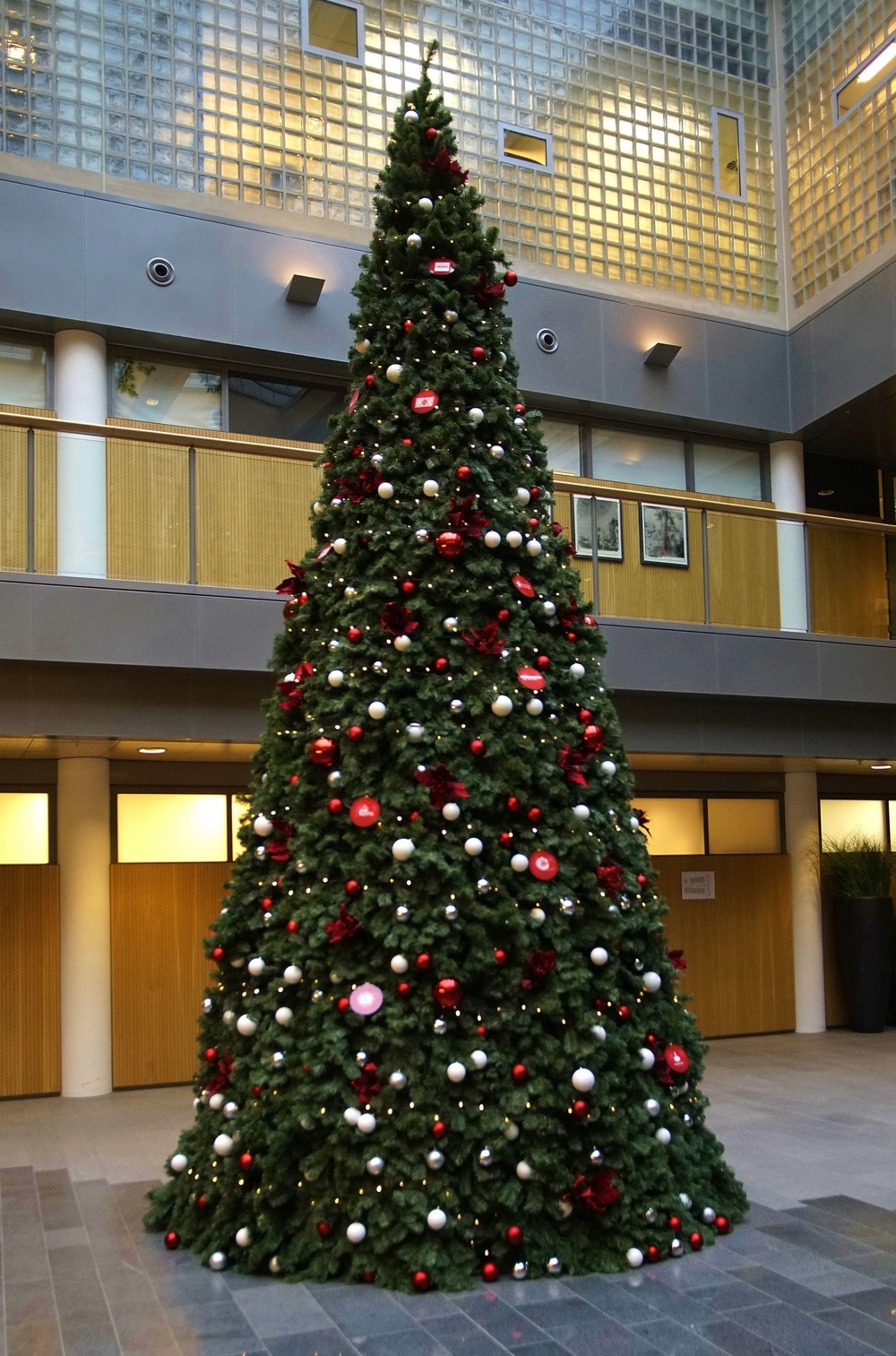 Reuze kerstboom in het atrium (2014)