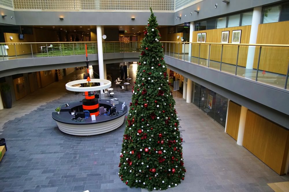 Reuze kerstboom in het atrium (2017)