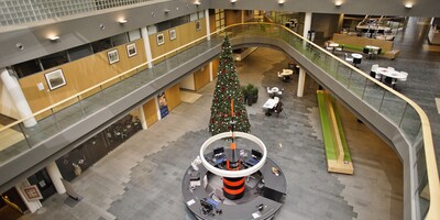 Reuze kerstboom in het atrium 