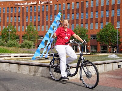 Desiree voor het Maasziekenhuis Pantein.      Foto Gijs Hoogland