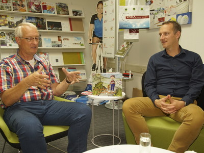 In gesprek met Tiny (links) en Maarten Weemen. Foto Gijs Hoogland.