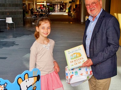 Een officieel moment: onze penningmeester Harrie van Boekel draagt de eerste strip over
