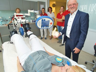 Onze penningmeester Harrie van Boekel neemt de dank in ontvangst. Foto Gijs Hoogland