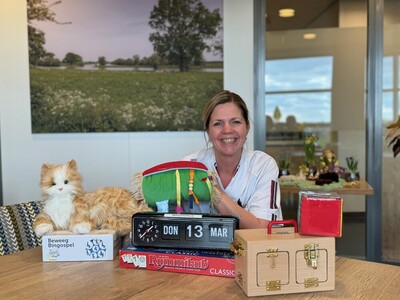 Linda van Raaij met geriatrische hulpmiddelen, Foto Marga Nuijs