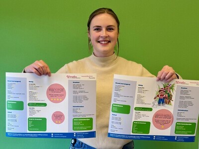Meike Pouwels met de menukaarten, foto Marga Nuijs