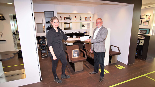 Overhandiging gift aan onze penningmeester, Harrie van Boekel. Foto Gijs Hoogland.
