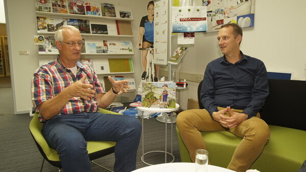 In gesprek met Tiny (links) en Maarten Weemen. Foto Gijs Hoogland.