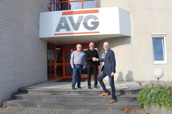 v.l.n.r.: Martien Janssen en Jan Janssen van AVG en Seeresidenz, Hans Peters voorzitter VvhM (Foto Wanda Havens)