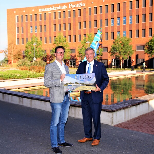 Koert Smedema overhandigt de cheque aan voorzitter Henny Swinkels.   Foto Gijs Hoogland.