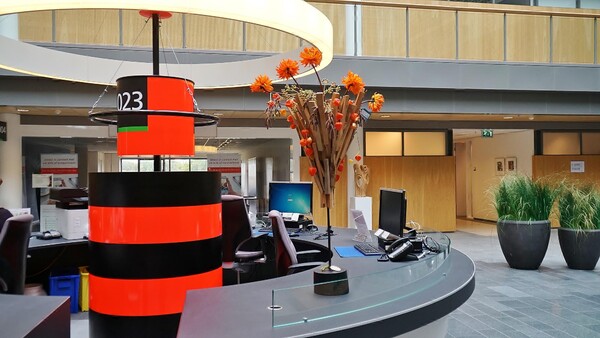 Decoratie bij de receptie in het atrium