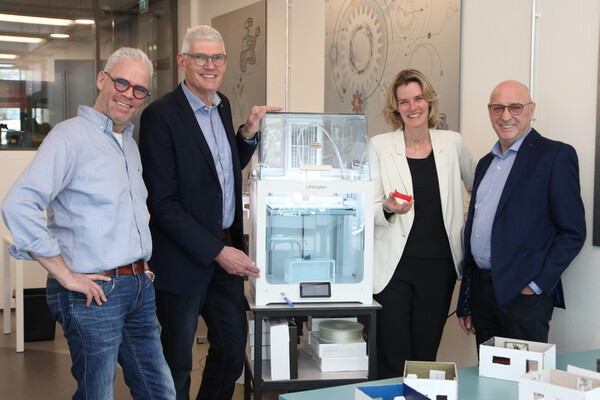 Dave Arts, Hans Peters, Elke Oegema en dhr. Janssen (foto Jos Janssen)