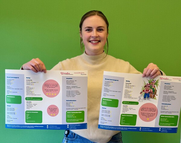 Meike Pouwels met de menukaarten, foto Marga Nuijs 