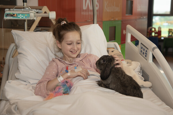 Foto Marga Nuijs. Robbin Smit met konijn Jopie. 