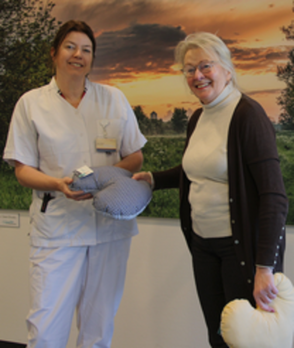 Spoek Verstraaten overhandigt de hartvormige kussentjes Foto Wanda Havens