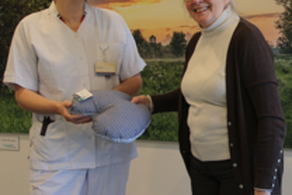 Spoek Verstraaten overhandigt de hartvormige kussentjes Foto Wanda Havens